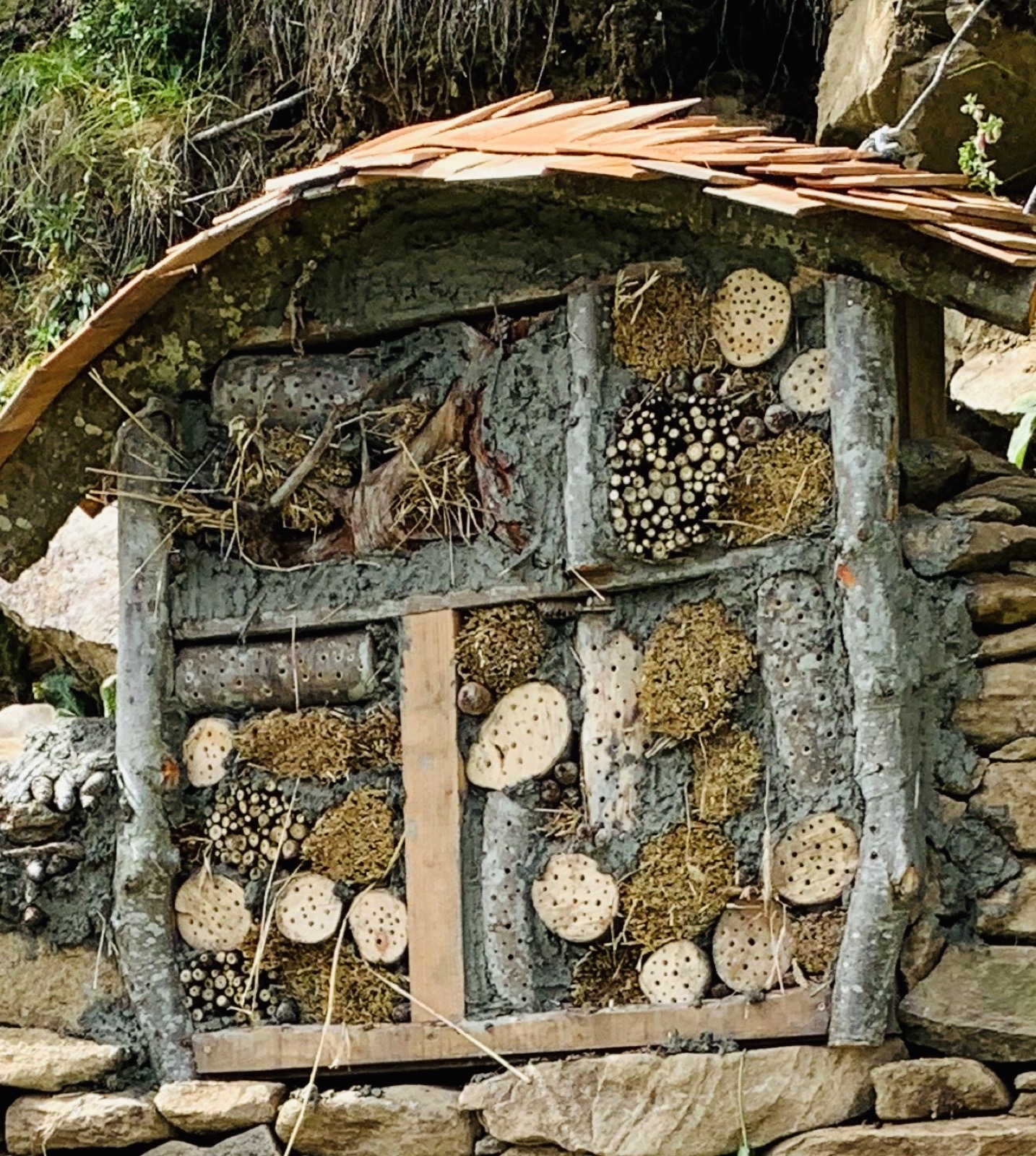 Fertiges Insektenhotel in der Steinmauer