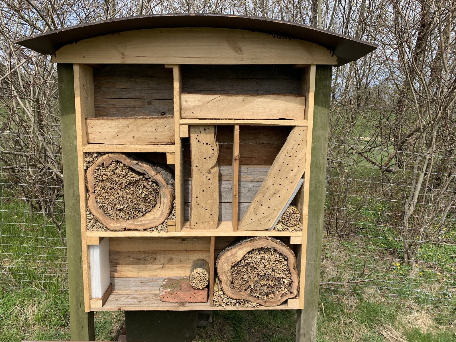 Insektenhotel auf der Wiese